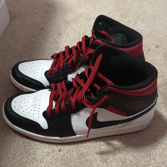 Nike Black and Red Sneakers High-Top Style
